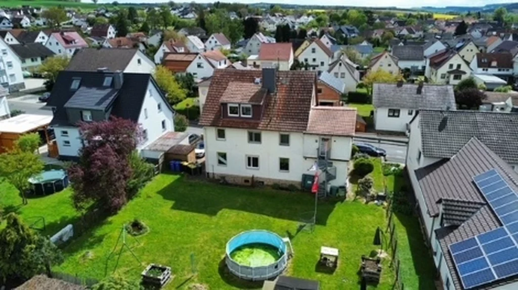 VIEL PLATZ, GARTEN UND MÖGLICHKEITEN!
KEINE KÄUFERPROVISION!