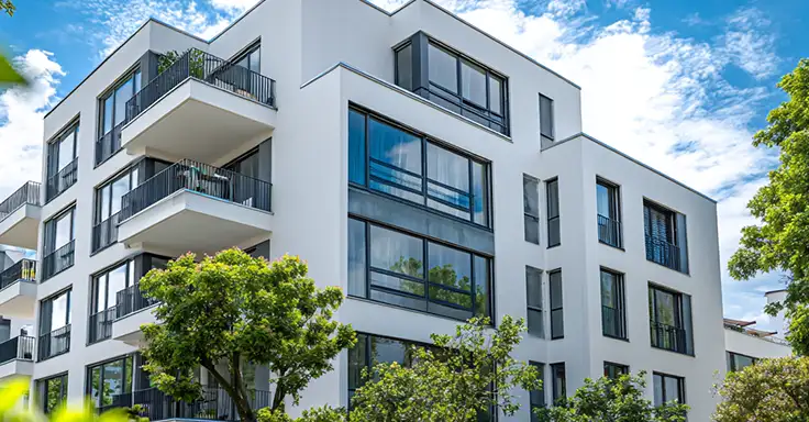 Moderne Wohnanlage mit Balkonen und großen Fenstern