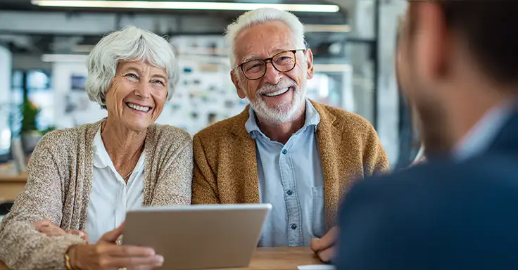 Älteres Paar mit Tablet im Beratungsgespräch
