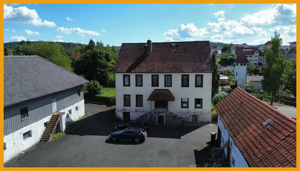 VIER-SEITEN-HOF MIT KLEINEM WALD! 
KEINE KÄUFERPROVISION